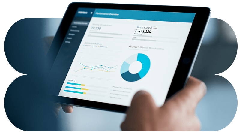 Nahaufnahme eines Geschäftsmanns, der ein Daten- und Analyse-Dashboard auf seinem Tablet-Computer verwendet