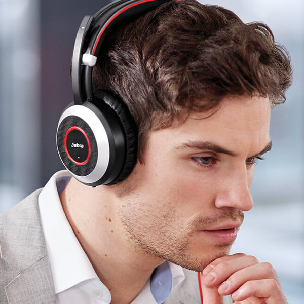 Das Jabra Evolve 80 ist perfekt für Nutzer, die beim Telefonieren an ihrem Arbeitsplatz bleiben und störende Geräusche vermeiden wollen.