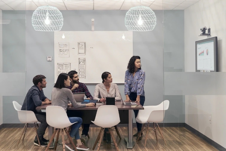geschäftliche Telefonkonferenz im Besprechungsraum mit Elite Slice und Wireless-Display an der Wand