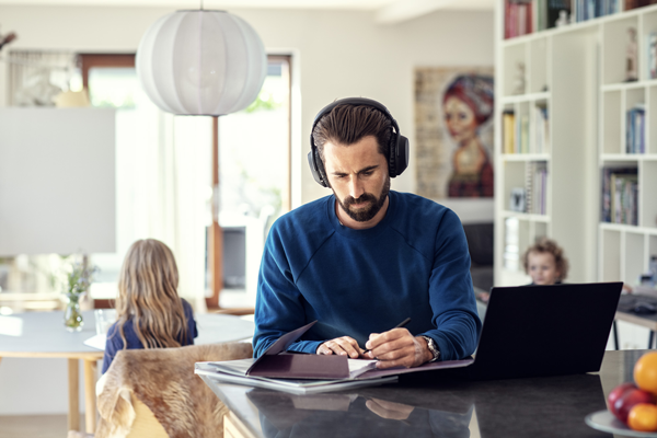 ADAPT-660_lifestyle_wfh_01-600px ADAPT-660_lifestyle_wfh_01-600px
