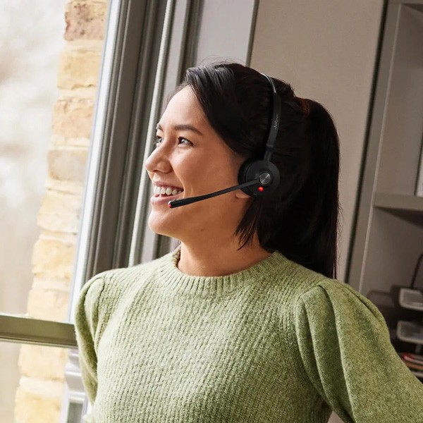 Das Jabra Engage 55 ist ideal für Hybrid-Mitarbeitende, die den Großteil ihres Arbeitstages mit Anrufen oder virtuellen Meetings verbringen. Mit seinem leichten Design für ganztägigen Tragekomfort, der außergewöhnlichen schnurlosen Reichweite und der hohen DECT-Sicherheitsstufe C ist es das ideale Headset für hybrides Arbeiten. 