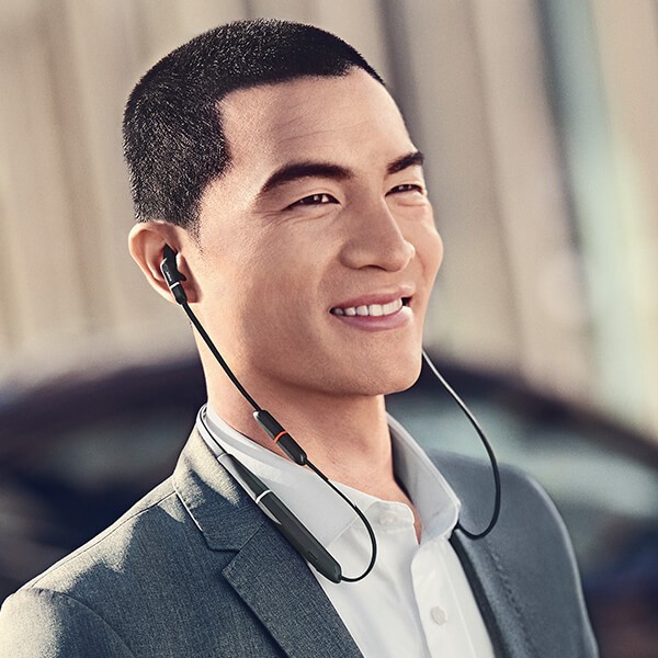 Jabra Evolve 65e Jabra hat die Jabra Evolve 65e für professionellen, UC-zertifizierten Sound für unterwegs entwickelt. Die Kopfhörer bieten ein leichtes Design und außergewöhnliche Klangqualität, damit Sie bequem Anrufe annehmen und Musik hören können - den ganzen Tag lang.