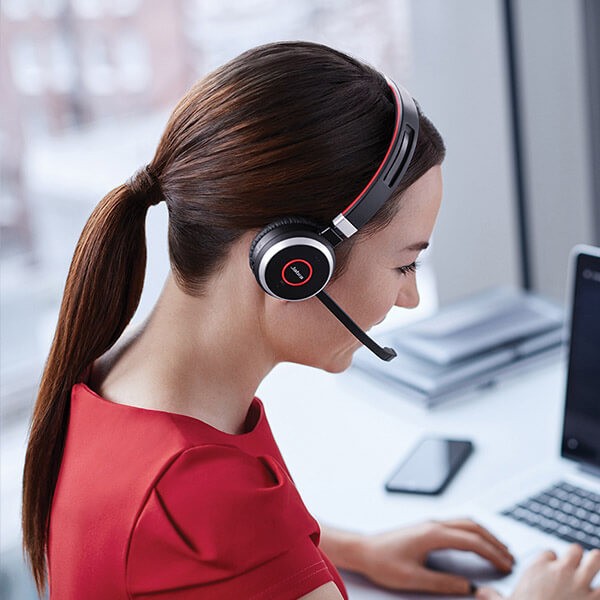 Jabra Evolve 65 Stereo / Mono Entwickelt für professionelle Nutzer, die Bewegungsfreiheit im Büro wünschen und ungestört arbeiten wollen, ist das schnurlose Evolve 65. Verbindet sich mit zwei Bluetooth-Geräten, hat ein integriertes Busylight und ist für Skype for Business, Cisco und weitere zertifiziert.
