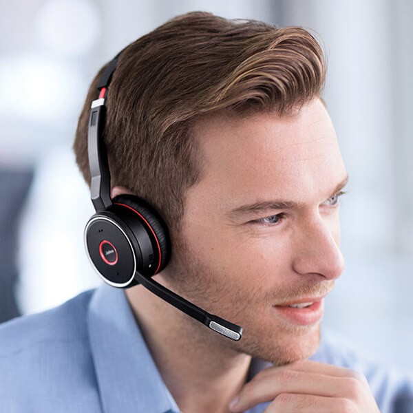 Jabra Evolve 75 Das Jabra Evolve 75 eignet sich hervorragend für Nutzer, die unabhängig von ihrem Schreibtisch arbeiten und dabei nicht von störenden Hintergrundgeräuschen unterbrochen werden möchten.